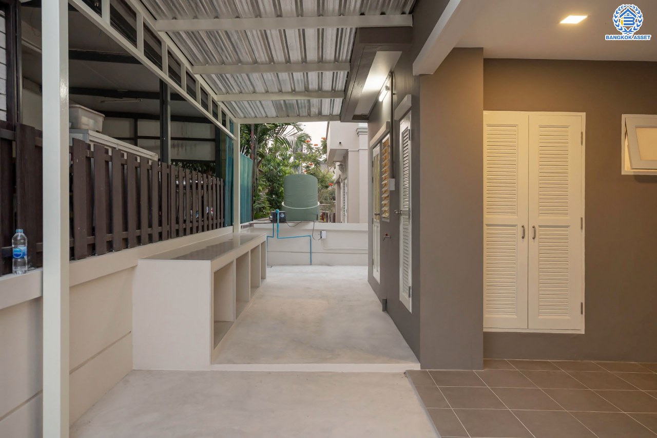 บ้านมือสองตกแต่งใหม่ โครงการ ราชพฤกษ์ บางบอน4 ตกแต่งหรูหรา เนื้อที่ 100.5 ตร.ว. ฟังก์ชัน 3 ห้องนอน 3 ห้องน้ำ จอดรถได้ 2 คัน พื้นที่ใช้สอย 343.94 ตร.ม. บนทำเลศักยภาพ เชื่อมต่อหลายเส้นทาง ใกล้เดอะมอลล์บางแค จุดขึ้นทางด่วน "พระราม2" และรถไฟฟ้าสายสีน้ำเงิน "สถานีหลักสอง"